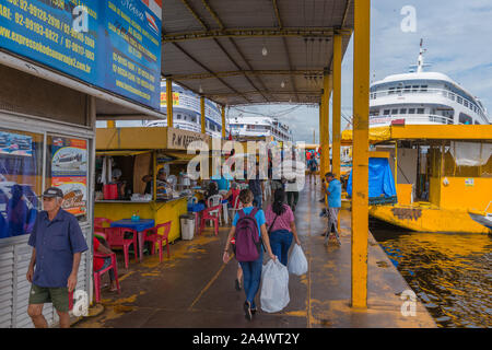 Die geschäftige Porto Flutante oder Schwimmenden Hafen, langsam Boote für Ihre Tour Amazonas, Manaus, Amazonas, Brasilien, Lateinamerika Stockfoto