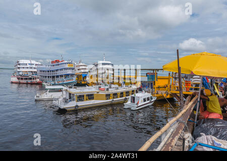 Die geschäftige Porto Flutante oder Schwimmenden Hafen, langsam Boote für Ihre Tour Amazonas, Manaus, Amazonas, Brasilien, Lateinamerika Stockfoto