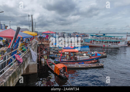 Die Angeln habor in Porto Flutante oder Schwimmenden Hafen, offenen Fischerboote mit Inhaber Verkauf von frischem Fisch, Manaus, Amazonas, Brasilien, Lateinamerika Stockfoto