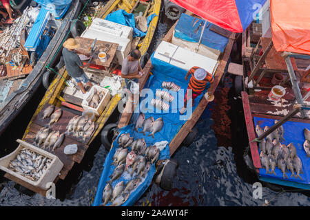 Die Angeln habor in Porto Flutante oder Schwimmenden Hafen, offenen Fischerboote mit Inhaber Verkauf von frischem Fisch, Manaus, Amazonas, Brasilien, Lateinamerika Stockfoto