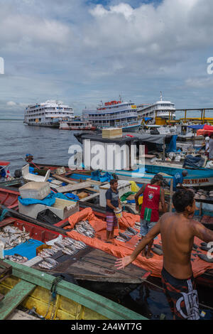 Die Angeln habor in Porto Flutante oder Schwimmenden Hafen, offenen Fischerboote mit Inhaber Verkauf von frischem Fisch, Manaus, Amazonas, Brasilien, Lateinamerika Stockfoto