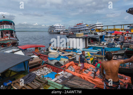 Die Angeln habor in Porto Flutante oder Schwimmenden Hafen, offenen Fischerboote mit Inhaber Verkauf von frischem Fisch, Manaus, Amazonas, Brasilien, Lateinamerika Stockfoto