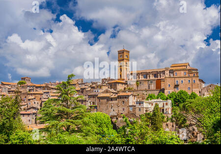 Die Altstadt von Sutri unter Wolken, eine schöne mittelalterliche Stadt in der Nähe von Rom, entlang der berühmten Pilgerweg weiß als "Via Francigena" Stockfoto