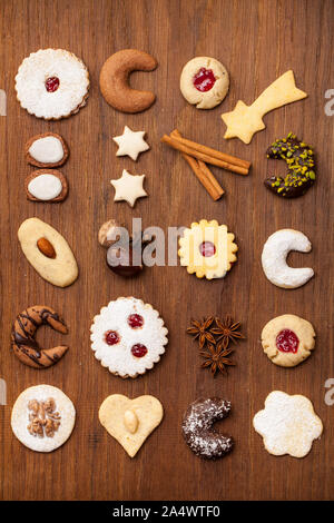 Einige Cookies auf einer hölzernen Hintergrund Stockfoto