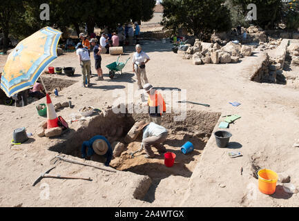 Archäologen arbeiten an eine Website rund um die Katakomben in Neo Paphos Unesco geschützten Standort von besonderem Interesse in die Stadt Paphos, Zypern. Stockfoto