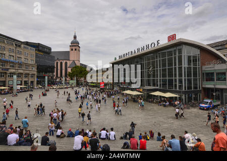 Köln, Deutschland, August 2019. In der Nähe der Kathedrale ist der Bahnhof. Der große Platz vor ist es ein Treffpunkt für viele Menschen. Stockfoto