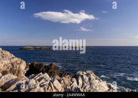 Felsige Küste und Insel an Rhoscolyn, anglesey, Nordwales, an einem sonnigen Tag Stockfoto