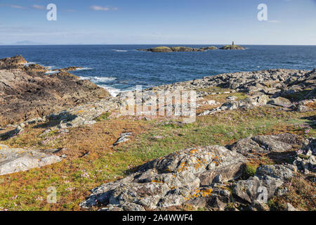Felsige Küste und Insel an Rhoscolyn, anglesey, Nordwales, an einem sonnigen Tag Stockfoto