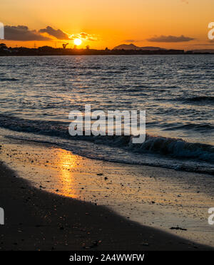 Longniddry Bents, East Lothian, Schottland, Vereinigtes Königreich, 16. Oktober 2019. UK Wetter: orange Sonnenuntergang in Richtung Edinburgh und der Buckel von Arthur's Seat über die Firth-of-Forth suchen Stockfoto