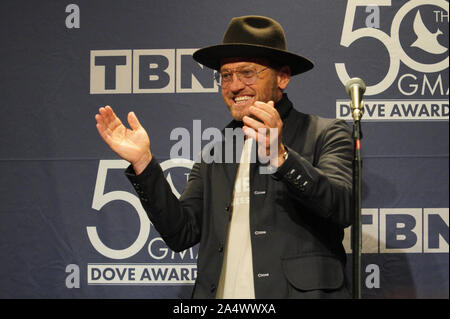 Nashville, Tennessee, USA. 15. Oktober 2019. Christian Sänger TobyMac beantwortet Fragen hinter der Bühne während der 50. jährlichen Dove Awards am Libscomb Universität in Nashville, Tennessee am Dienstag, den 15. Oktober 2019 statt. Photo Credit: Marty Jean-Louis Stockfoto