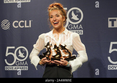 Nashville, Tennessee, USA. 15. Oktober 2019. Christliche Sängerin Lauren Daigle feiern ihre während der 50. jährlichen Dove Awards gewinnen bei Libscomb Universität in Nashville, Tennessee am Dienstag, den 15. Oktober 2019 statt. Photo Credit: Marty Jean-Louis Stockfoto