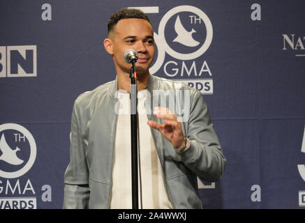 Nashville, Tennessee, USA. 15. Oktober 2019. Christian Sänger Tauren Brunnen Antworten auf die Fragen hinter den Kulissen während der 50. jährlichen Dove Awards am Libscomb Universität in Nashville, Tennessee am Dienstag, den 15. Oktober 2019 statt. Photo Credit: Marty Jean-Louis Stockfoto