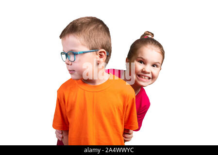 Kleines Mädchen Einblicke hinter ein Junge. Auf einem weißen Hintergrund. Stockfoto