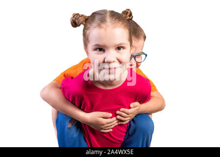 Bruder und Schwester umarmen und lächelnd. Auf einem weißen Hintergrund. Stockfoto