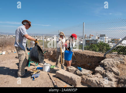 Archäologen arbeiten an eine Website rund um die Katakomben in Neo Paphos Unesco geschützten Standort von besonderem Interesse in die Stadt Paphos, Zypern. Stockfoto