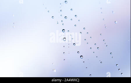 Nasses Glas mit Tröpfchen, minimale Foto Hintergrund Textur mit selektiven Fokus Stockfoto