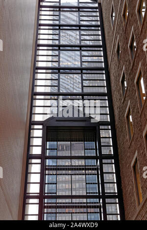 Witwe im Atrium des World Trade Center oder Center de Commerce Mondial, Montreal, Quebec, Kanada Stockfoto