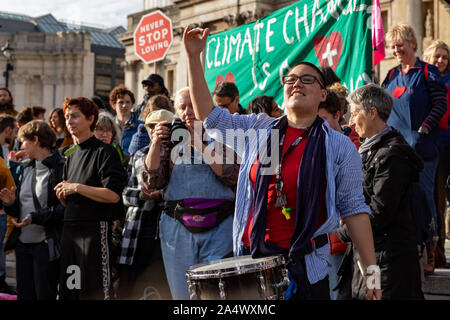 Trafalgar Square, London, UK. 16. Okt 2019. Aussterben Rebellion Demonstrator spielt Trommel für die Massen am Trafalgar Square London, 16. Oktober 2019 Credit: Ricci Fothergill/Alamy leben Nachrichten Stockfoto