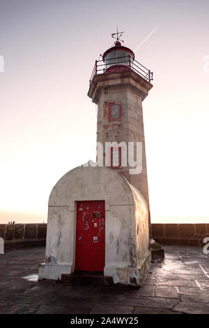 Sonnenuntergang am Leuchtturm an der Mündung des Flusses Douro Stockfoto