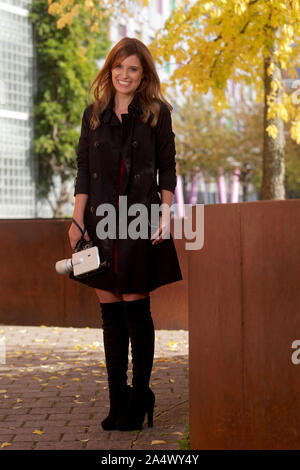 Schöne Frau mit Vintage cine-Kamera Stockfoto
