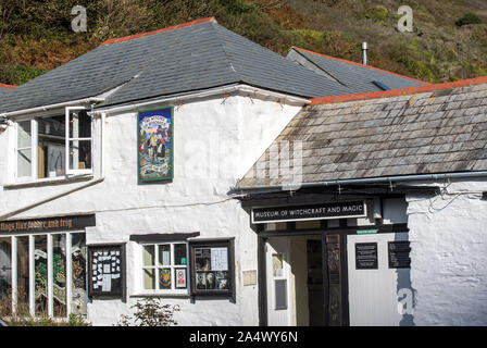 Fassade des Museum für Hexerei und Magie in Boscastle, Cornwall, England, Großbritannien Stockfoto