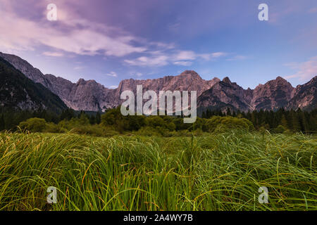 Berg Mangart bei Sonnenaufgang. Breite Vista von einzigartigen Perspektive. Stockfoto