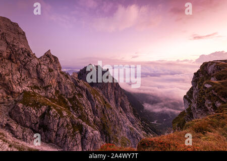 Die atemberaubende Aussicht von mangart Peak bei atemberaubenden Sonnenaufgang. Gipfel über den Wolken. Stockfoto