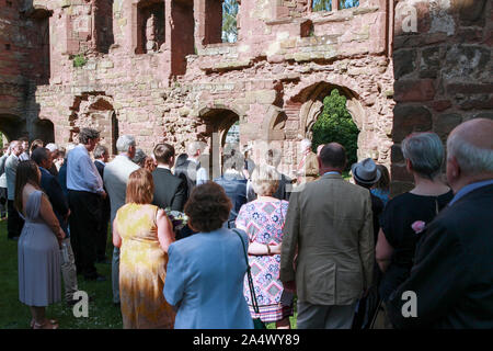 Dieses Bild bezieht sich auf ein handfasting Zeremonie in Shropshire. Handfasting, entsprechend der Bräutigam, aus dem 11. Jahrhundert stammt. Stockfoto