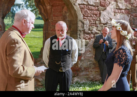 Dieses Bild bezieht sich auf ein handfasting Zeremonie in Shropshire. Handfasting, entsprechend der Bräutigam, aus dem 11. Jahrhundert stammt. Stockfoto