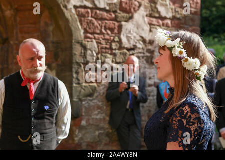 Dieses Bild bezieht sich auf ein handfasting Zeremonie in Shropshire. Handfasting, entsprechend der Bräutigam, aus dem 11. Jahrhundert stammt. Stockfoto