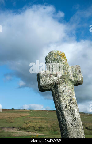 Die alten windigen Post Granit Kreuz im Nationalpark Dartmoor, Devon, England, Großbritannien Stockfoto