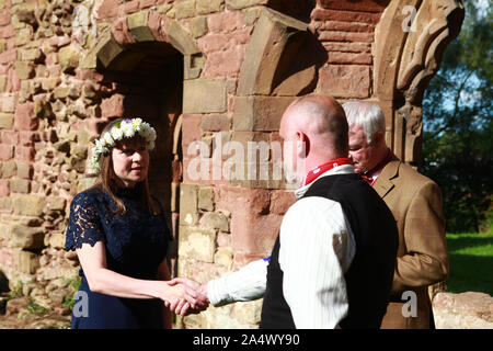 Dieses Bild bezieht sich auf ein handfasting Zeremonie in Shropshire. Handfasting, entsprechend der Bräutigam, aus dem 11. Jahrhundert stammt. Stockfoto