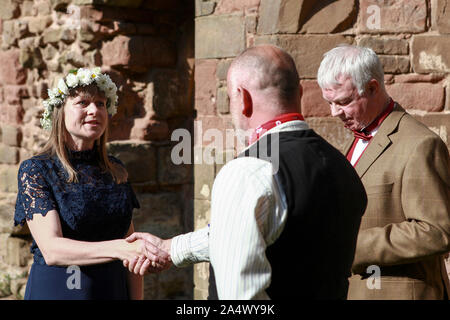 Dieses Bild bezieht sich auf ein handfasting Zeremonie in Shropshire. Handfasting, entsprechend der Bräutigam, aus dem 11. Jahrhundert stammt. Stockfoto