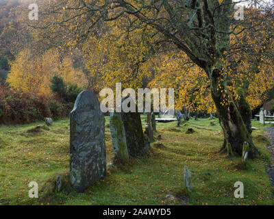 Grab Steine im Friedhof, Glendalough, Wicklow Mountains National Park, County Wicklow, Irland Stockfoto