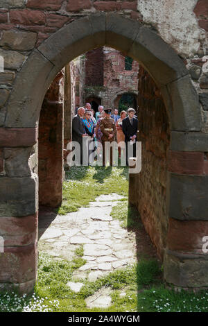 Dieses Bild bezieht sich auf ein handfasting Zeremonie in Shropshire. Handfasting, entsprechend der Bräutigam, aus dem 11. Jahrhundert stammt. Stockfoto