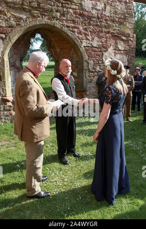 Dieses Bild bezieht sich auf ein handfasting Zeremonie in Shropshire. Handfasting, entsprechend der Bräutigam, aus dem 11. Jahrhundert stammt. Stockfoto