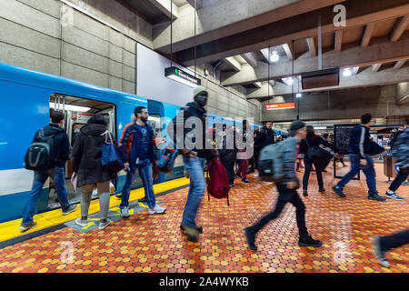 Montreal, CA - 15. Oktober 2019: Passagiere der u-bahn an Lionel Groux station. Stockfoto