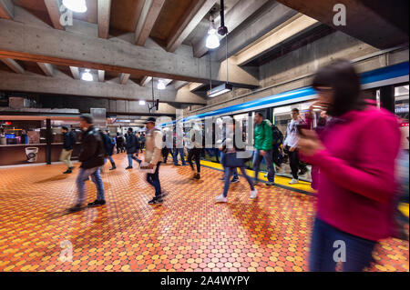 Montreal, CA - 15. Oktober 2019: Passagiere der u-bahn an Lionel Groux station. Stockfoto