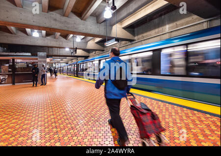 Montreal, CA - 15. Oktober 2019: U-Bahn, Zug, Lionel Groux Station. Stockfoto