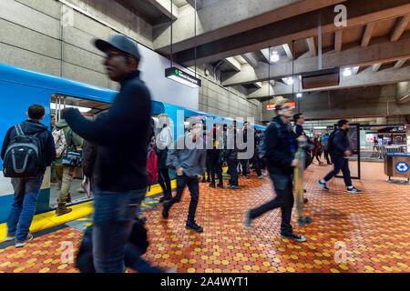 Montreal, CA - 15. Oktober 2019: Passagiere der u-bahn an Lionel Groux station. Stockfoto