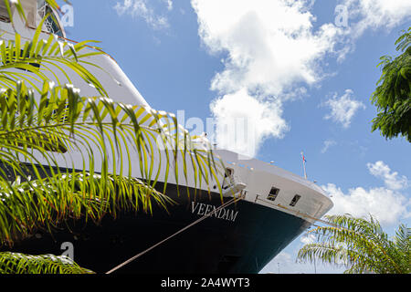 HAMILTON, Bermuda - 12. Juli 2017: Bermuda hat eine Mischung aus Britischen und Amerikanischen Kultur, die in der Hauptstadt gefunden werden kann, Hamilton. Die Royal Naval D Stockfoto