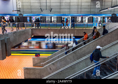 Montreal, CA - 15. Oktober 2019: zwei U-Bahn am Lionel Groux Station. Stockfoto