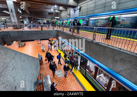 Montreal, CA - 15. Oktober 2019: zwei U-Bahn am Lionel Groux Station. Stockfoto