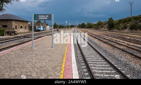 Gleise am Bahnhof in Puebla de Sanabria, Zamora, Spanien Stockfoto