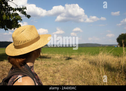 Frau in straw hat Stockfoto