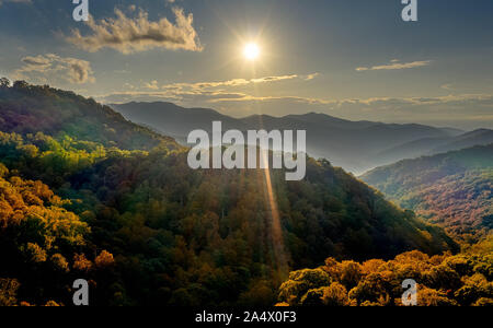 Luftaufnahme Sonnenuntergang mit Sonnenstrahlen im Pisgah National Forest an der Appalachian Berge Stockfoto