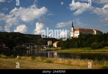 Schloss in Děčín, Landschaft, Stadt, elegante Frau Touristen auf der Suche auf der Burg in Decin Stockfoto