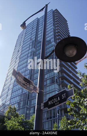 Vancouver, Kanada - 20 September, 2019: Blick auf die Kreuzung Wegweiser "Nicola St. und Hasting St.' und der Vermietung Appartements "Bayview an Coal Harbour' Stockfoto