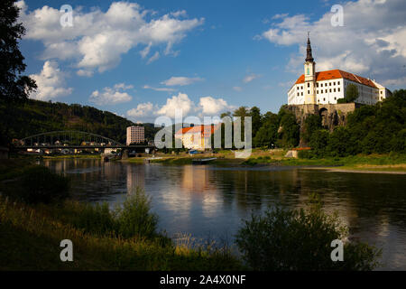 Schloss in Děčín, Landschaft, Stadt, elegante Frau Touristen auf der Suche auf der Burg in Decin Stockfoto