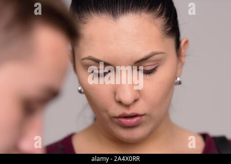 Schöne Studentin aufmerksam zuhören während des Seminars. Studie Ereignis, client Konversation, Werkstatt, Leiter Performance Concept. Stockfoto